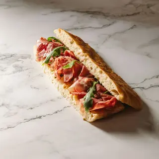 Focaccia de pastrami, basilico e mostarda