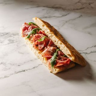 Focaccia de pastrami, basilico e mostarda