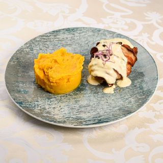 Mușchi de porc împănat cu piure de cartofi și sos gorgonzola