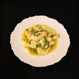 183 Pollo con salsa al curry