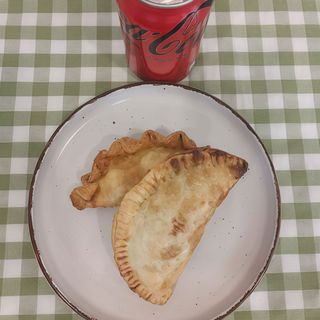 PROMO VIERNES "2 empanadas + bebida"
