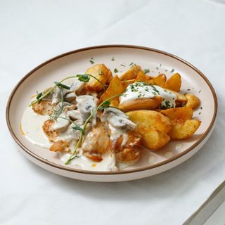 Куриное филе в сливочно-грибном соусе с картофельными дольками 