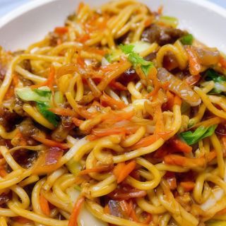 Tallarines fritos con ternera