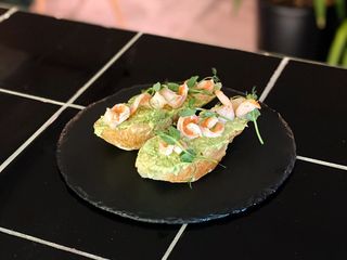Брускета з креветками та мусом із авокадо (140 g)