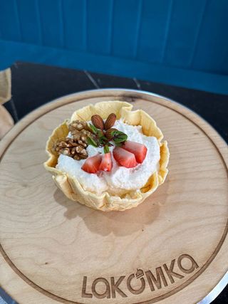 Творог с ягодами, орехами и медом (250г)