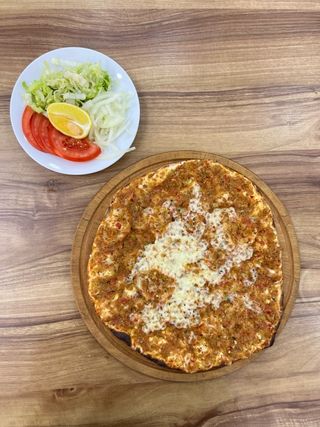 Lahmacun with cheese