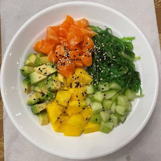 378 Poke salmone con sesamo