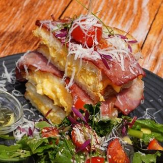 TOSTA DE OVOS CREMOSOS E BACON PÃO ALENTEJANO