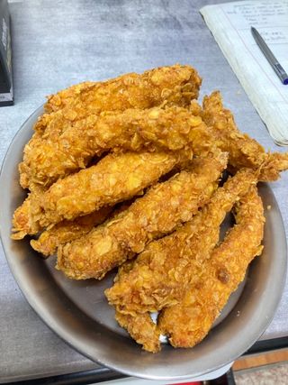 Meniu 7 buc crispy cu cartofi prăjiți, sos, salata