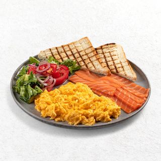 Норвежский завтрак с копчёной сёмгой