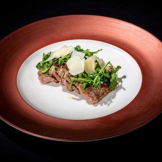 Tagliata di tonno su letto di rucola