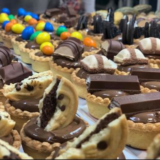 Vassoio con coppette di frolla ripiene di nutella