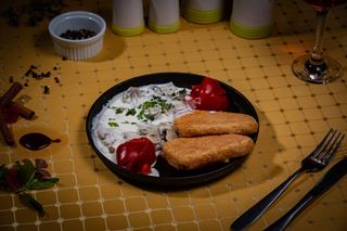 Cascaval pane cu sos de smantana si ciuperci