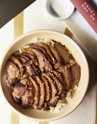 Bol de cerdo laqueado con arroz blanco