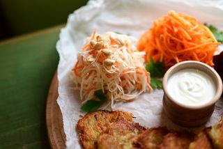 Салат з капусти з родзинками  і арахісом (170г)