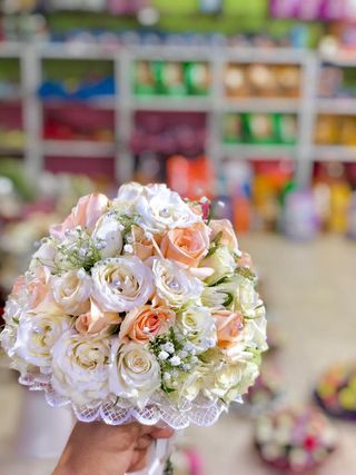 Bouquet La Mariée des roses blanche et crème 