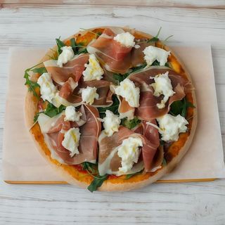 Pizza de jamón Parma, tomate, mozzarella de búfala y rúcula