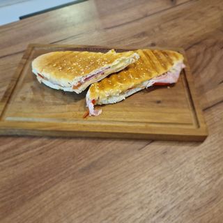 Sendvič sa pečenicom i kačkavaljem