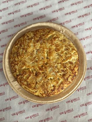 Tortilla de patata y cebolla caramelizada trufada punto crudo