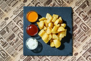 Ración De Patatas 3 Salsas