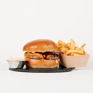 ZESTAW CHEESEBURGER + FRYTKI