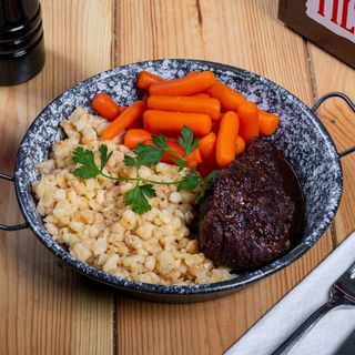 Obrăjori de vită cu roșie, baby morcov si cus cus