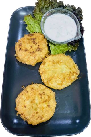 Картофени кюфтета 3 броя с гарнитура зеле и моркови