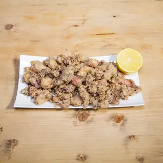 Chipirones a la andaluza con cebolla frita