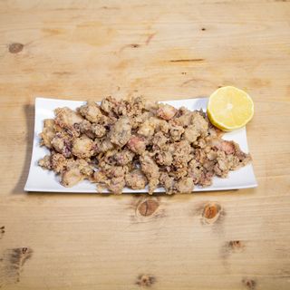 Chipirones a la andaluza con cebolla frita