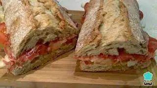 Bocadillo De Serrano Con Tomate Y Aceite De Oliva