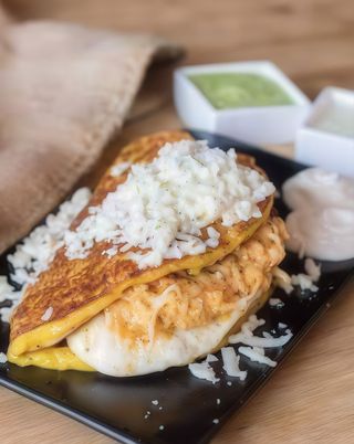 Cachapa con pollo mechado y queso de mano