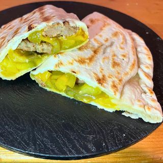 Crescione con impasto di Nonna Gemma con peperoni spadellati & salsiccia