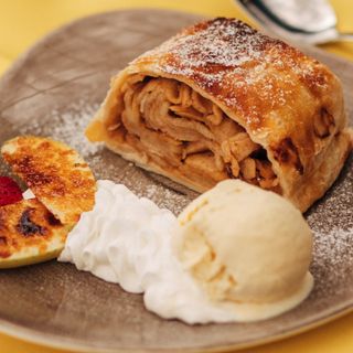 Apfelstrudel Con Helado De Vainilla