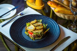 «Lyonnaise» Salată cu piept de pui