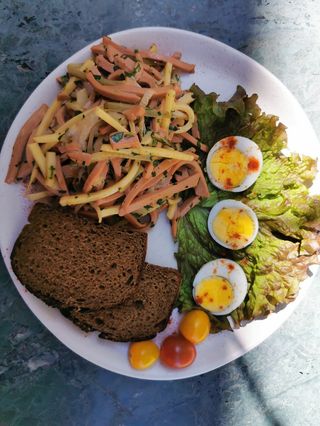 სტრასბურგული ძეხვის სალათი 