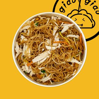 Spaghetti di riso con carne di pollo