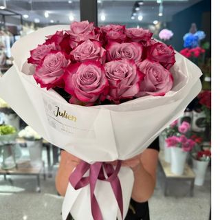 15 фіолетових троянд