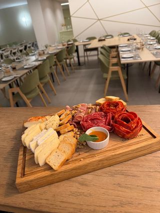 Tábua de queijos e enchidos