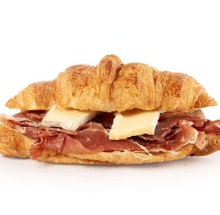 Croissant jamón serrano y queso brie
