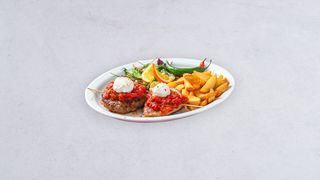 Drobiowy szaszłyk, frytki, surówka