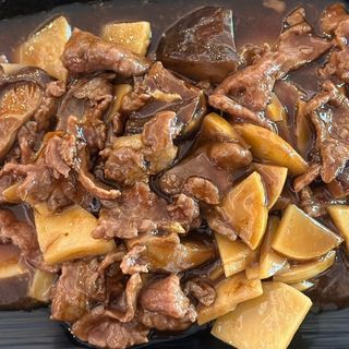 Ternera con bambú y setas chinas