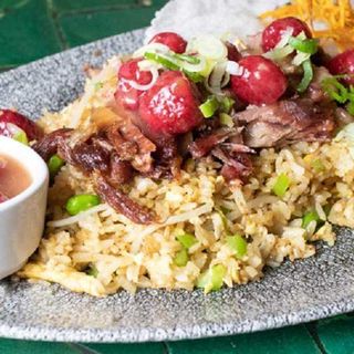 Arroz frito con confit de pato y frambuesas