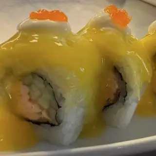 128.Roll De Salmón Crujiente Y Mango (8 Pzs.)