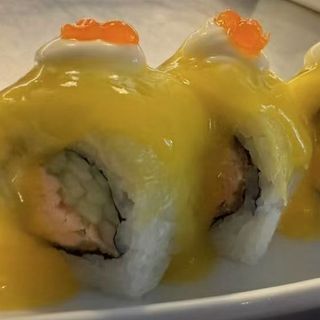 128.Roll De Salmón Crujiente Y Mango (8 Pzs.)
