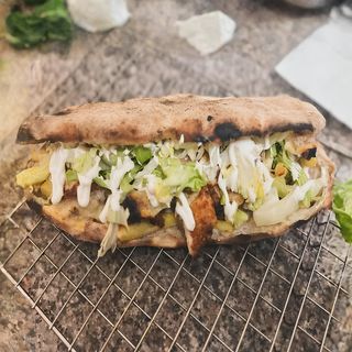 Hambugher,cipolla caramellata, speck,provola,rucola e scaglie di grana