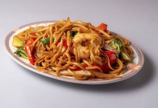 Tallarines fritos con gambas