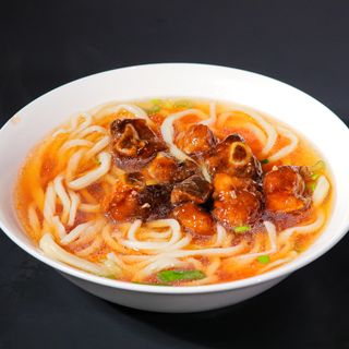 Ramen fatti a mano in brodo con puntine di maiale