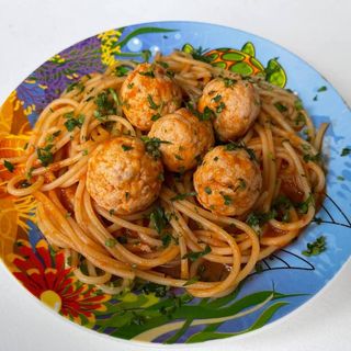 Спагеті у томатному соусі з рибними тефтельками (210г)