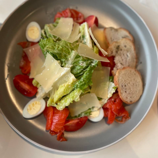 Салат «Цезар» з слабосоленим лососем 