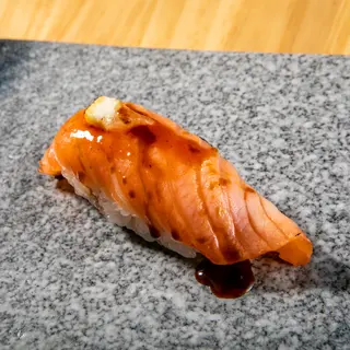 Nigiri Salmón Fumé Con Salsa Kimchi Y Limón (1 Ud.)